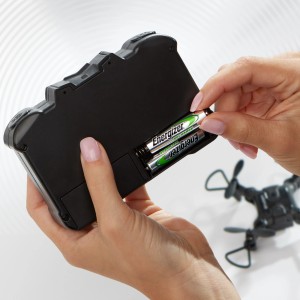 Mano inserisce batteria Energizer AA in un dispositivo. Batterie Power Plus Mignon, confezione da 4.