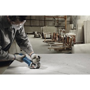 Smerigliatrice angolare Bosch Professional GWS 750-115 in azione, potenza 750 W.