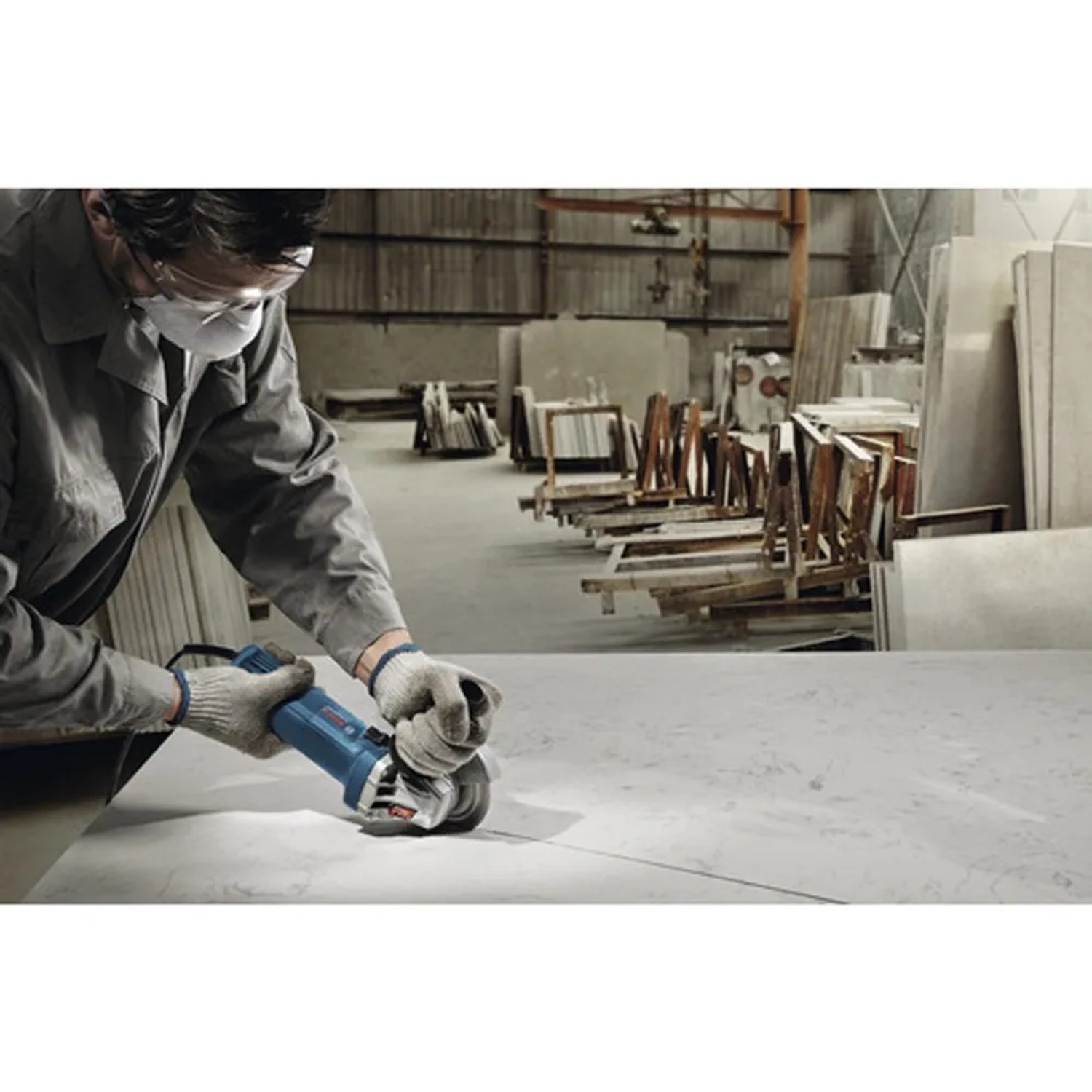 Smerigliatrice angolare Bosch Professional GWS 750-115 in azione, potenza 750 W.