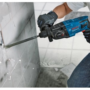 Martello perforatore Bosch Professional GBH 2-21 in uso per rimuovere le piastrelle.