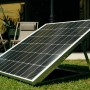 Pannello solare da balcone t.b.t. su erba con supporto.