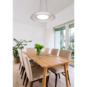 Moderna lampada a sospensione t.b.t. bianca sopra il tavolo da pranzo nella sala da pranzo.