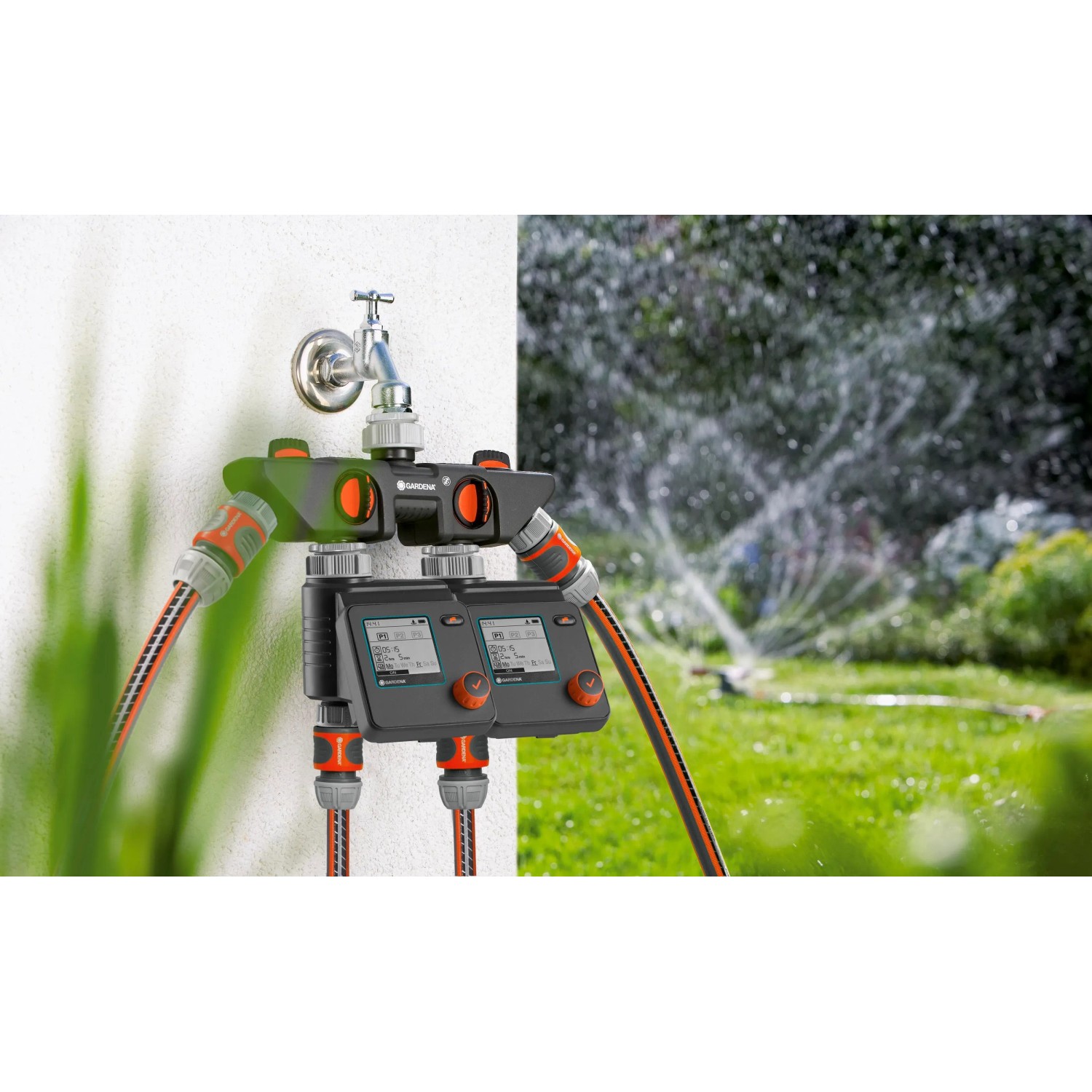 Centralina per irrigazione Gardena con tubi collegati in giardino.
