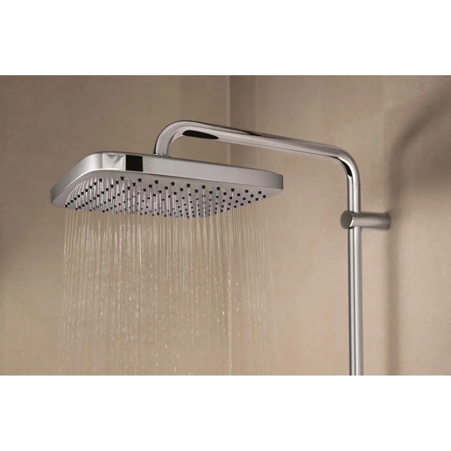 Soffione doccia quadrato cromato con getto d'acqua, parte di un set soffioni.