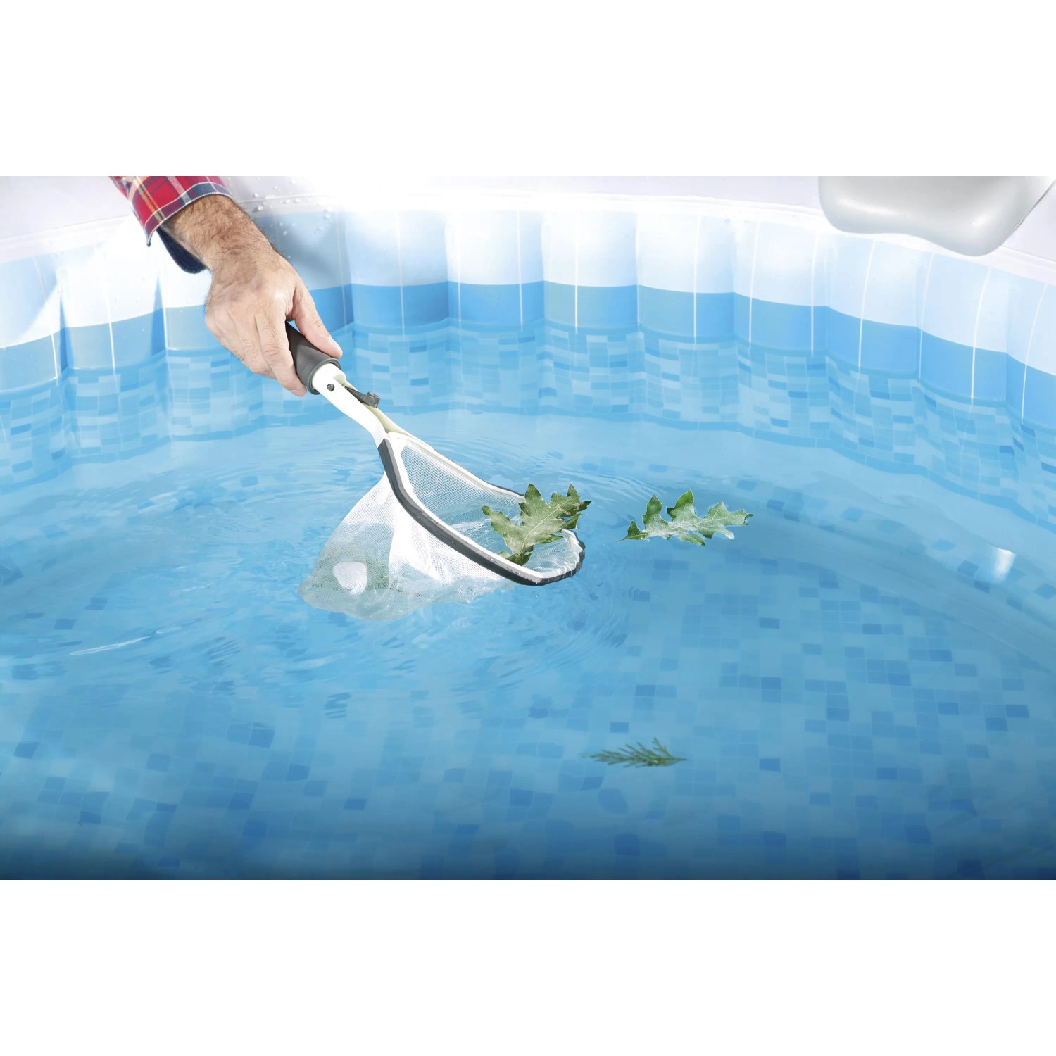 Pulizia piscina con retino: Foglie rimosse dalla piscina.