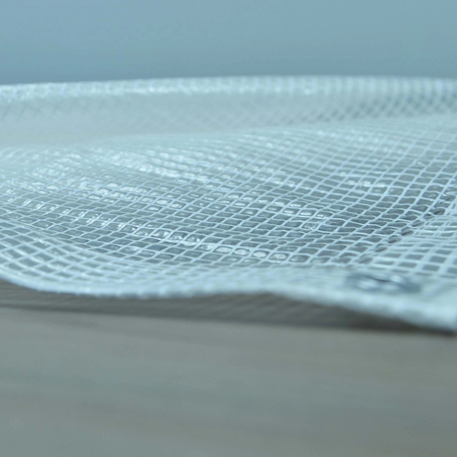 Dettaglio di un telo di copertura bianco t.b.t. con struttura a rete.