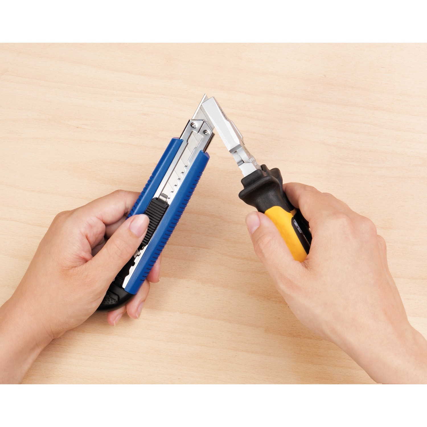 Coltello multiuso LUX Classic 100 mm in uso, corpo blu, lama in metallo, per bricolage, hobby e fai da te.