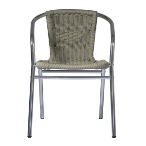 Sedia da giardino con intreccio grigio e struttura argentata.