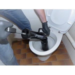 Rothenberger RoPump Power sturatubi in uso per la pulizia dello scarico di un WC.