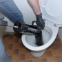 Rothenberger RoPump Power sturatubi in uso per la pulizia dello scarico di un WC.
