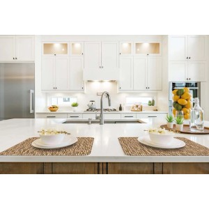 Tavola apparecchiata con set da tavola della categoria Tovaglie in cucina luminosa.