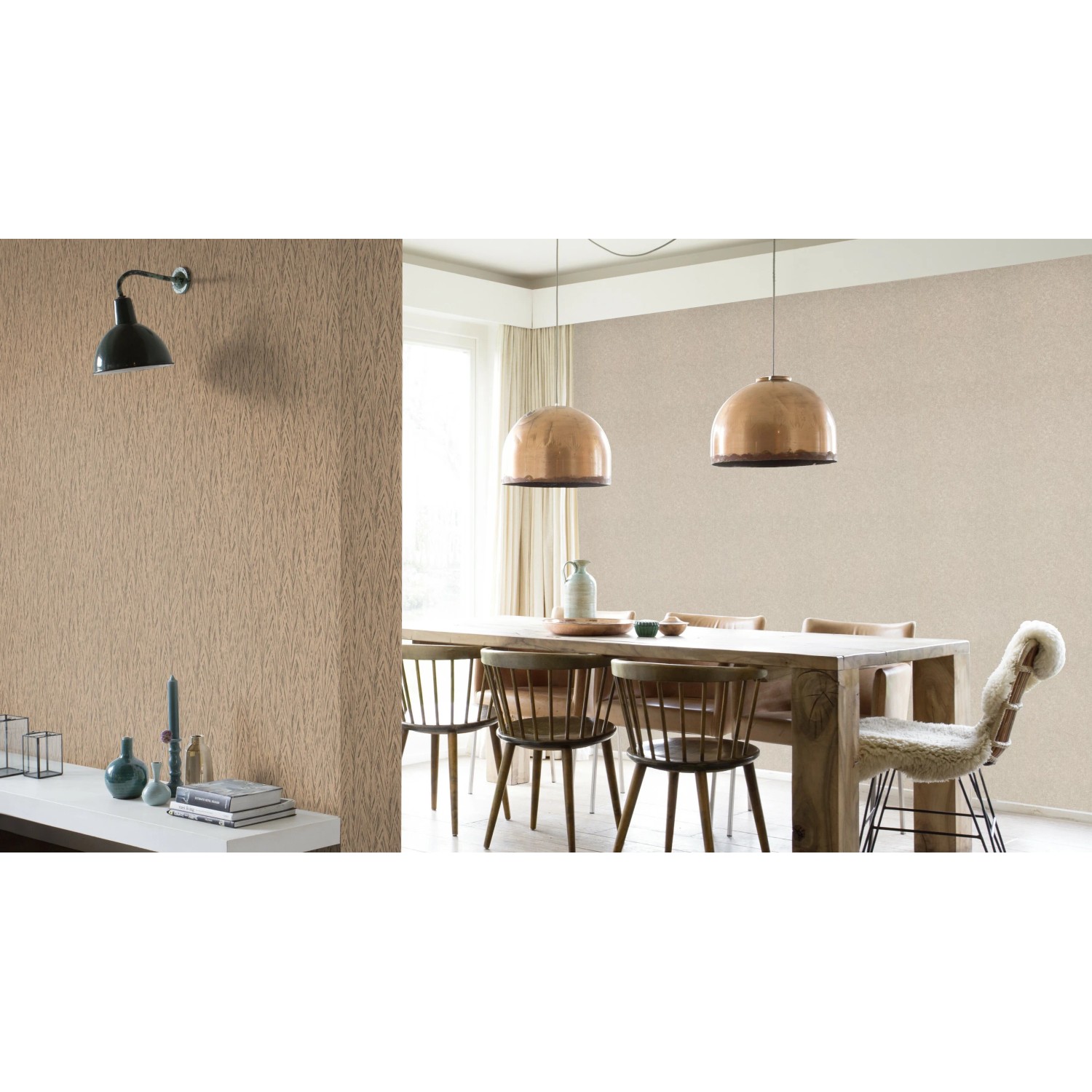 Carta da parati in tessuto non tessuto Rasch Composition 554496 color tortora in un soggiorno con tavolo da pranzo e decorazioni.