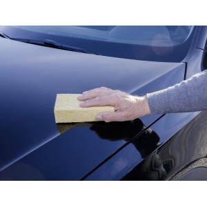Mano lava auto con spugna viscosa quadrata. Cura auto per una finitura lucida.
