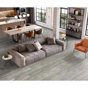 Pavimento vinilico chiaro t.b.t. in soggiorno con divano, tavolo e sedie.