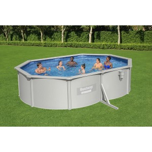 Piscina fuori terra Bestway Hydrium in giardino con persone che nuotano.