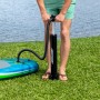 Gonfiaggio del Bestway SUP Aqua Journey con pompa. La tavola è blu-verde e si trova su un prato.