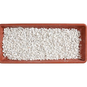 Ciottoli decorativi bianchi (t.b.t.) in vassoio marrone. Ideali per giardino e paesaggistica.