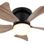 Ventilatore da soffitto con pale effetto legno e illuminazione LED integrata.