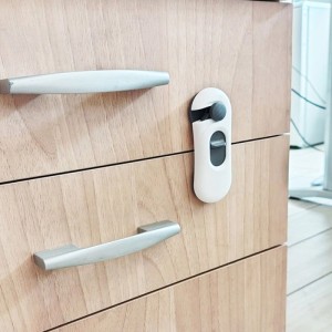 Chiusure di sicurezza adesive per ante e cassetti in ABS 5 pz