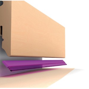 Battiscopa t.b.t. viola sotto un mobile.