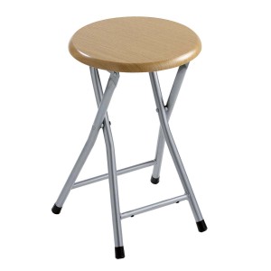 Sgabello da bagno pieghevole con seduta effetto legno e struttura in metallo argentato.