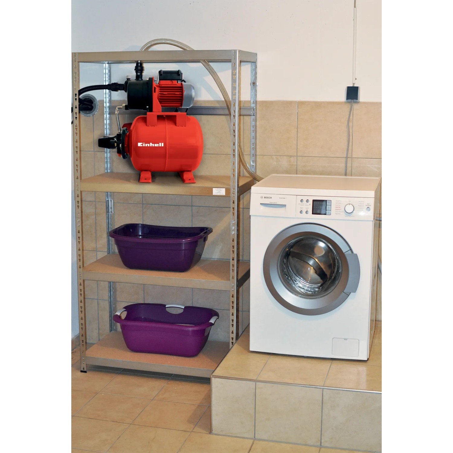 Einhell GC-WW 6538 sistema autoclave con pompa rossa e accessori su scaffale.
