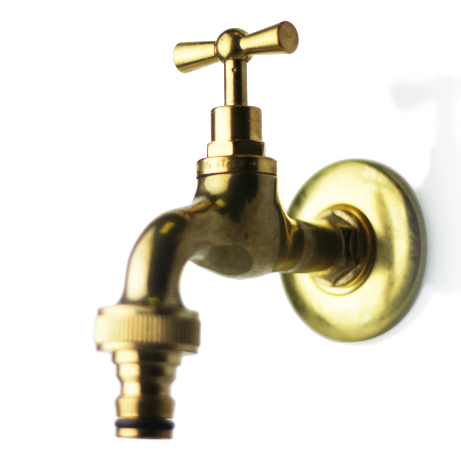 Rubinetto dorato per fontane da giardino, primo piano.