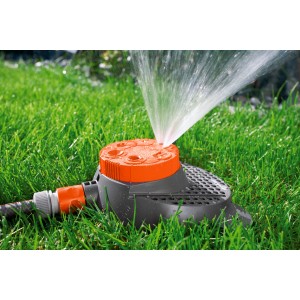 Gardena Classic 6-Superfici Boogie in azione: irrigatore da giardino che irriga il prato.