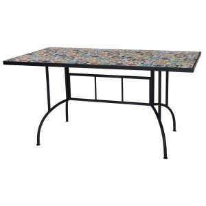 Tavolo da giardino rettangolare con piano a mosaico e struttura in metallo nero.