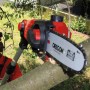 L'elettrosega telescopica a batteria Einhell Power X-Change GE-HC 18 Li T Solo taglia un ramo.