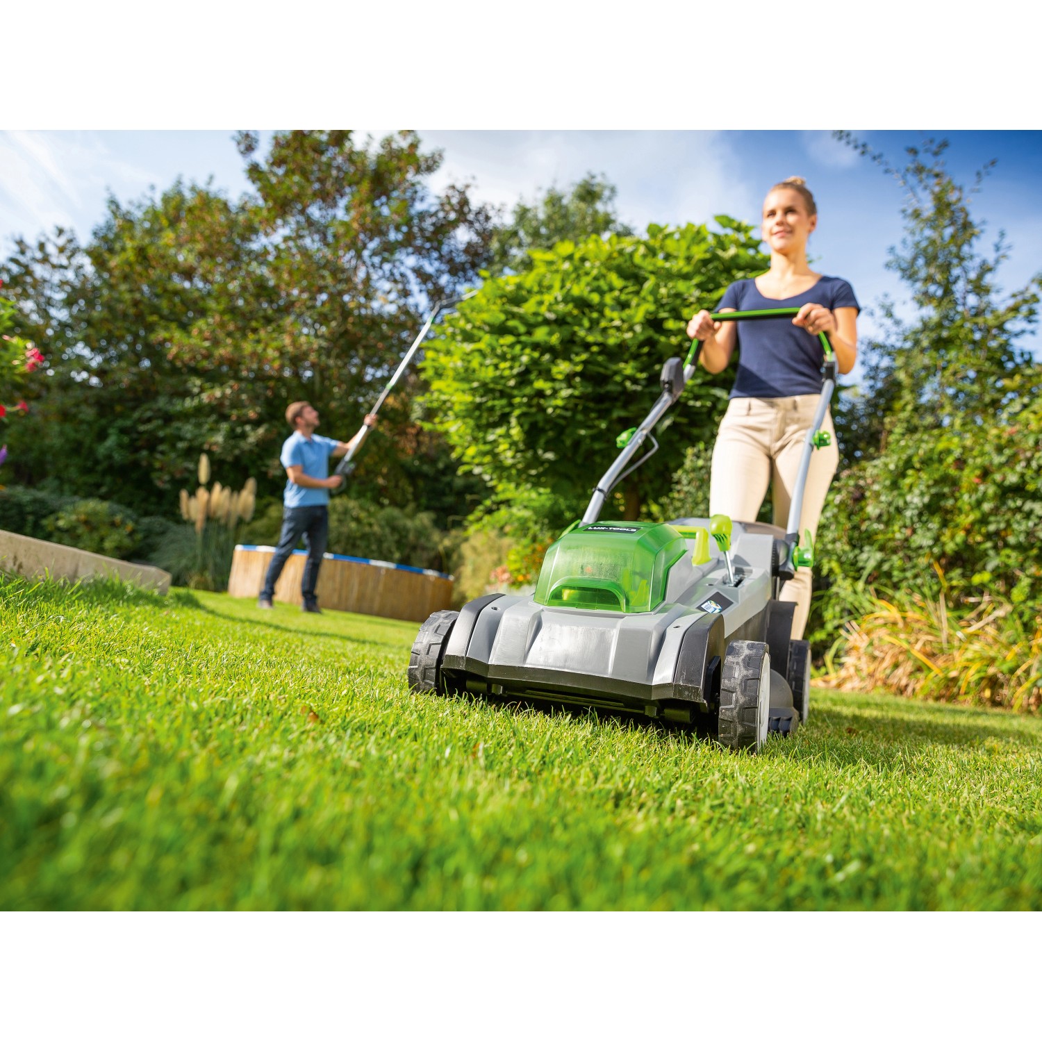 Donna usa tagliasiepi telescopico a batteria LUX in giardino, uomo pota albero. Tagliasiepi a batteria con telescopio.