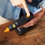 Pistola per colla a caldo a batteria in azione. Ideale per bricolage e riparazioni.