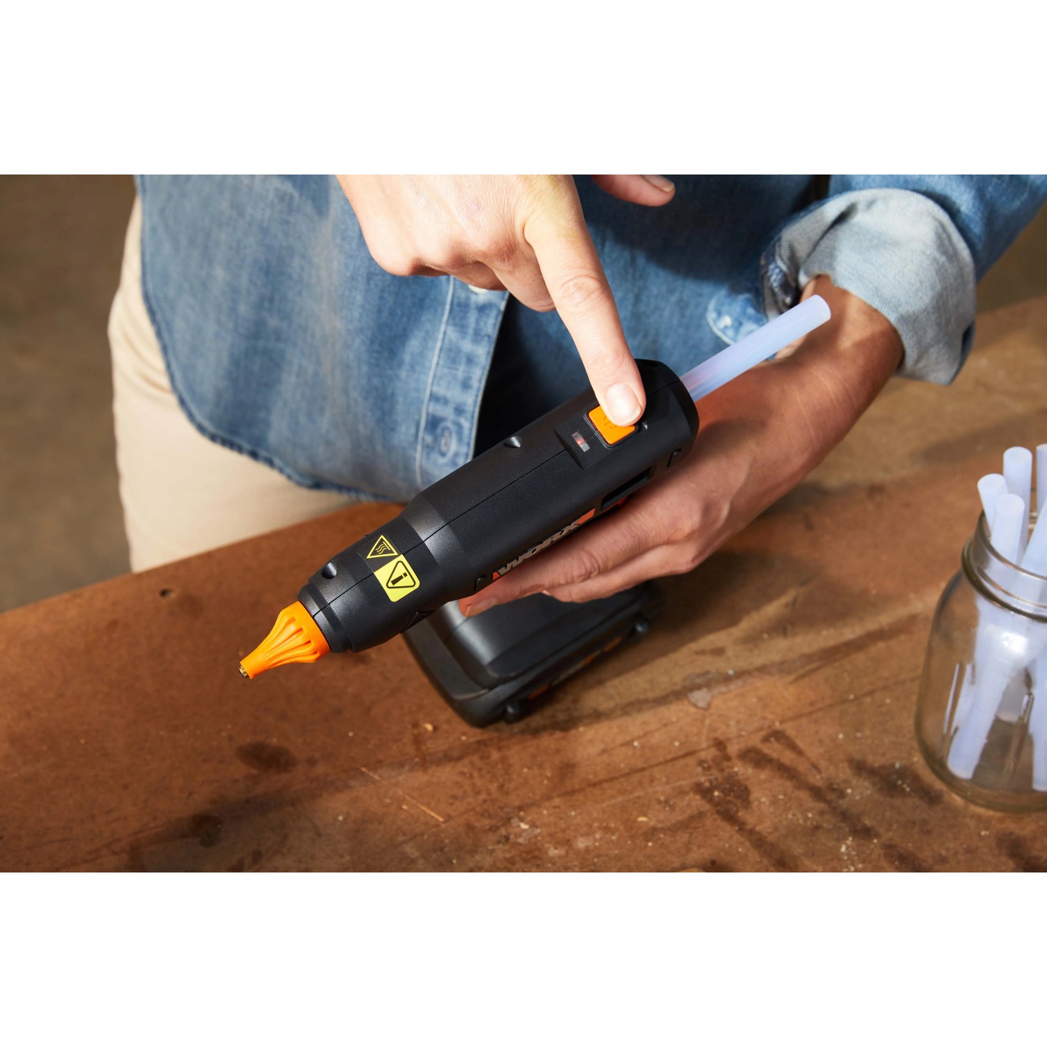 Pistola per colla a caldo a batteria in azione. Ideale per bricolage e riparazioni.