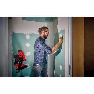 Lampada a batteria Einhell Power-X-Change TE-CL 18/2000 LiAC Solo in uso per illuminare un cantiere.