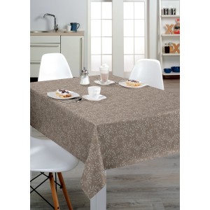 Tavolo con tovaglia marrone (Tovaglie) con motivo a foglie, apparecchiato con piatti e cibo.