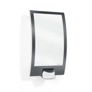 Moderna lampada da parete per esterni Steinel L22 S con rilevatore di movimento, copertura in acciaio inox, superficie in plastica bianca.