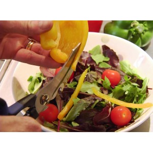Forbici t.b.t. tagliano il peperone nell'insalata. Forbici da cucina per verdure.