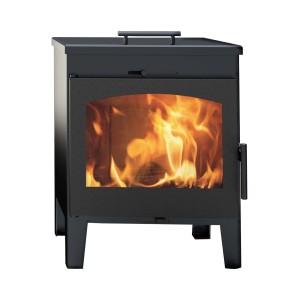 Stufa a legna nera con fiamme all'interno.