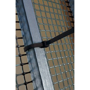 Dettaglio di un elemento di supporto da giardino con fascetta.