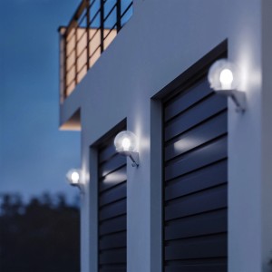 Lampada da parete per esterni Steinel L 585 S antracite con rilevatore di movimento su una parete di casa.