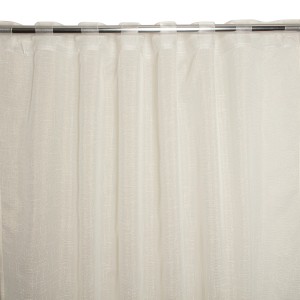 t.b.t. Tenda in tessuto bianco leggermente trasparente.