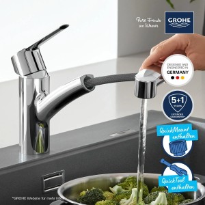 Grohe QuickFix Start miscelatore cucina cromato con doccetta estraibile in uso.