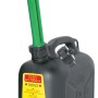 Tanica nera per benzina con beccuccio verde per tosaerba e altri attrezzi da giardino.