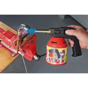 Saldatore Rothenberger Industrial RoFlame con accensione piezoelettrica che salda un tubo.