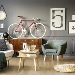 Pavimento vinilico chiaro in un soggiorno con mobili e decorazioni.