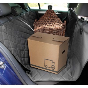 Coprisedile auto grigio con scatola di cartone e cesto sul sedile posteriore. Accessorio auto interni.