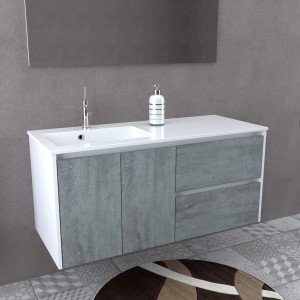 Set di mobili da bagno moderni con lavabo, mobile sottolavabo con frontali grigi e specchio.