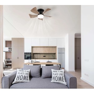 Ventilatore da soffitto con pale effetto legno e lampada integrata in soggiorno.