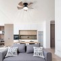 Ventilatore da soffitto con pale effetto legno e lampada integrata in soggiorno.