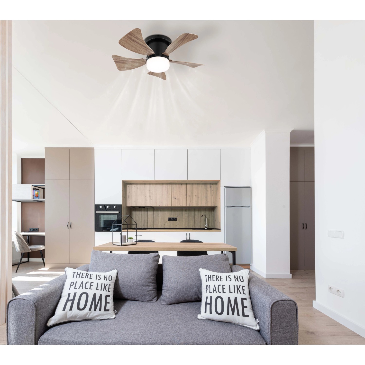 Ventilatore da soffitto con pale effetto legno e lampada integrata in soggiorno.
